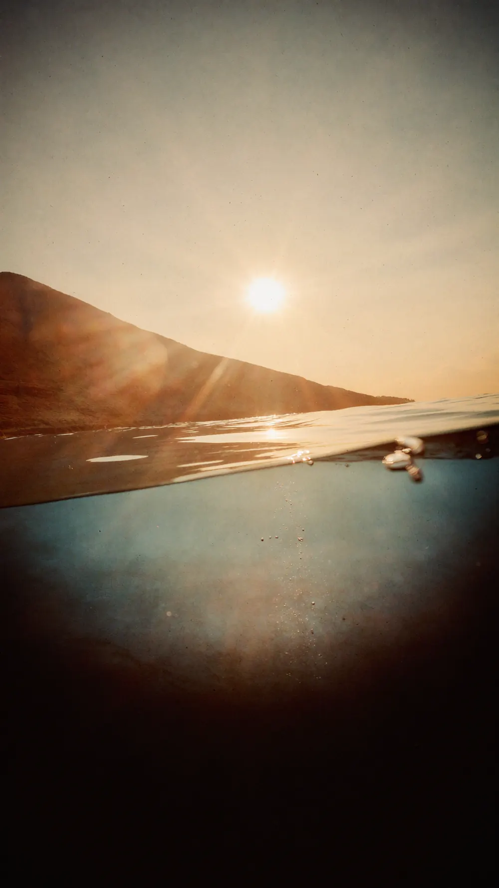 El sol sobre el mar visto desde la superficie del agua