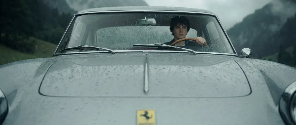 Ferrari 250 GTE: conductor visto a través del parabrisas