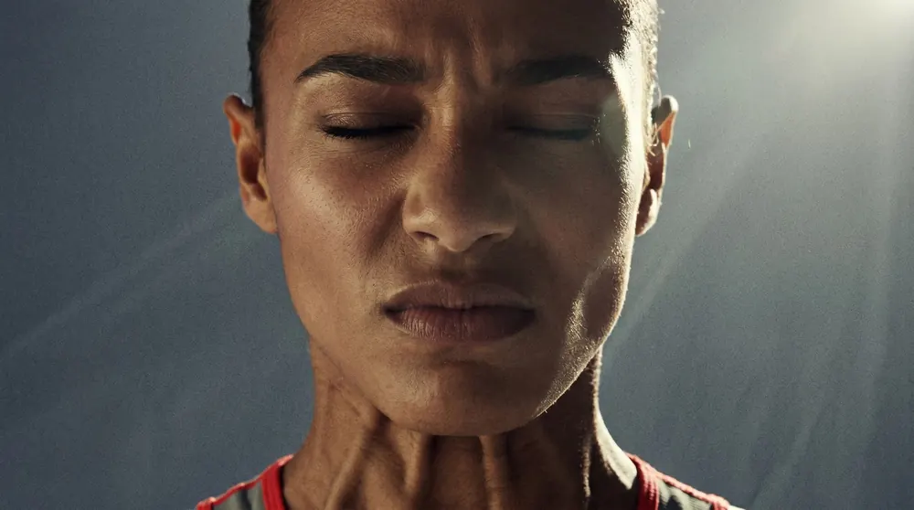 KINO: retrato de una atleta con los ojos cerrados